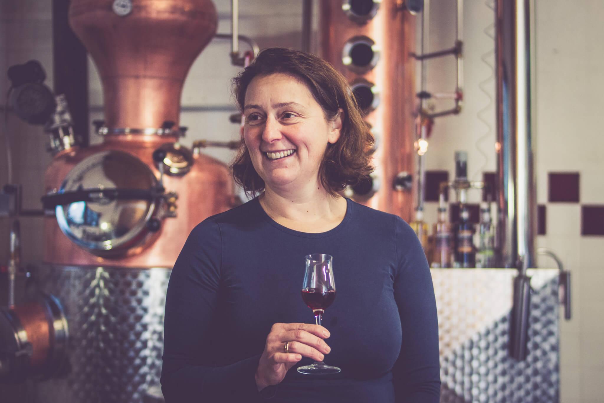 Petra in der Distillerie mit einem Glas Schnaps in der Hand