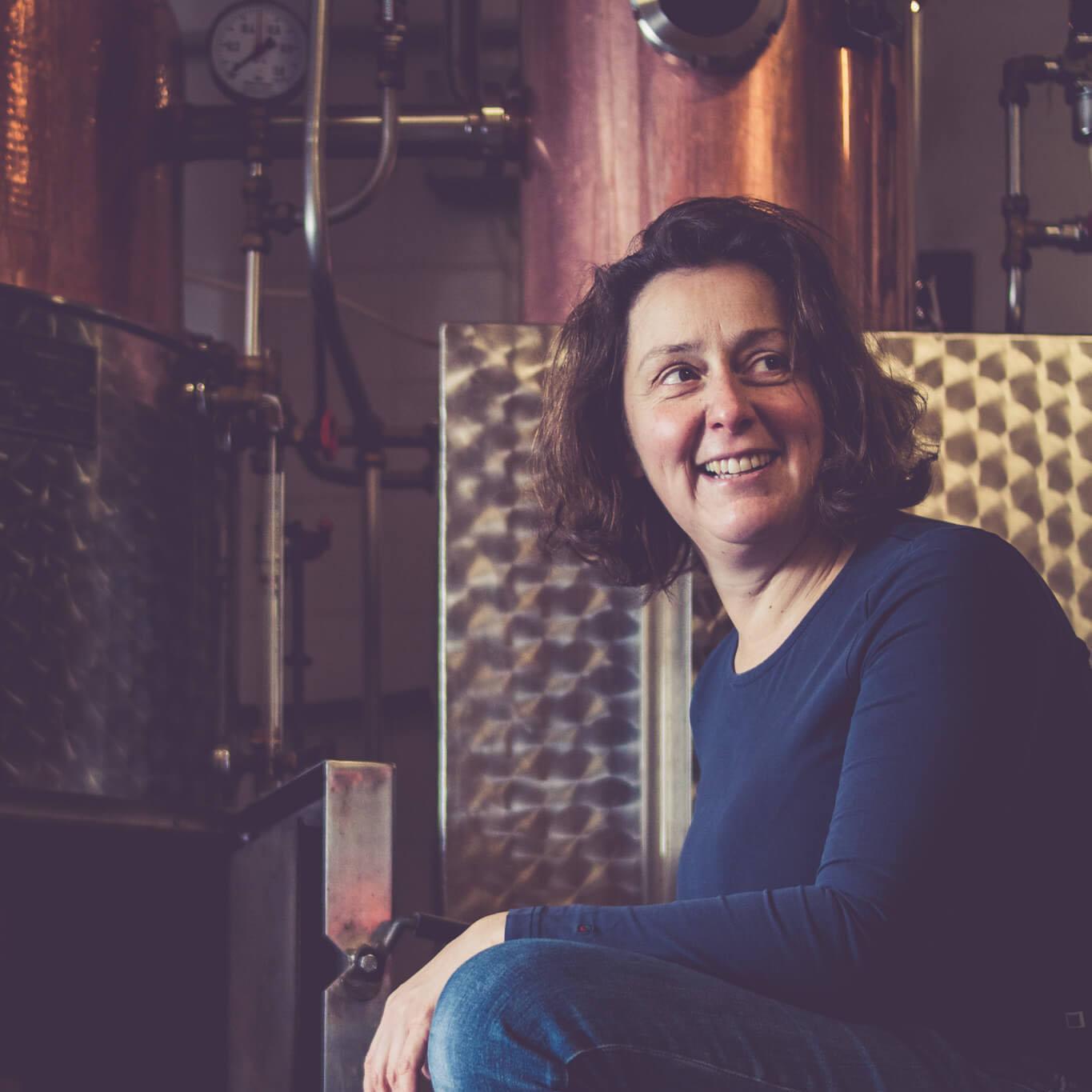 Petra von Kollmann brennt vor dem Ofen in ihrer Distillerie in Höflein, Edelbrände brennend.
