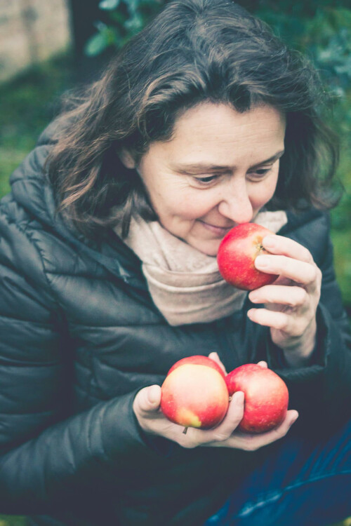 Petra Kollmann, die Äpfel für ihre Edelbrände sammelt.